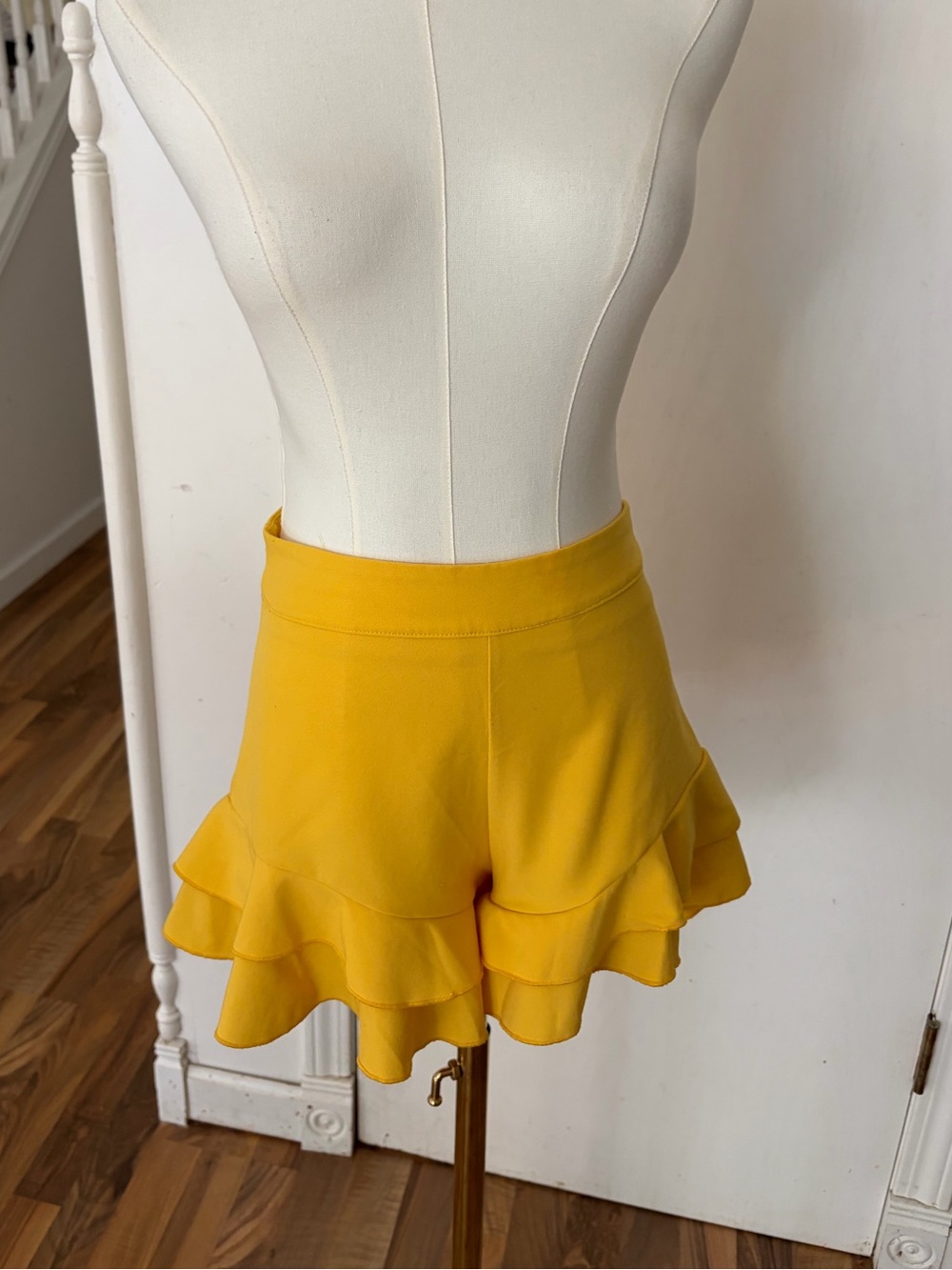Miss V / Valentino Vintage Deep Yellow Ruffle Hem Shorts, Small, EEEEUC